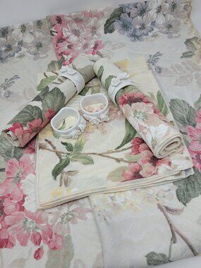 Burlington 78" Large Round Tablecloth 4 Napkins Set Scalloped 4 Napkin Rings